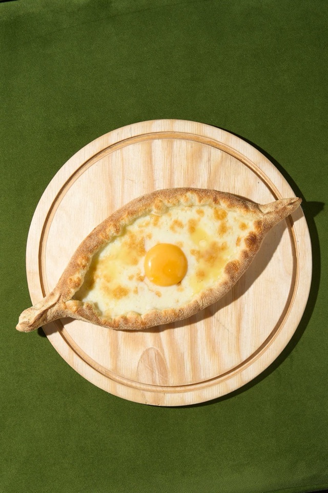 Хачапури по-аджарски с желтком и сыром